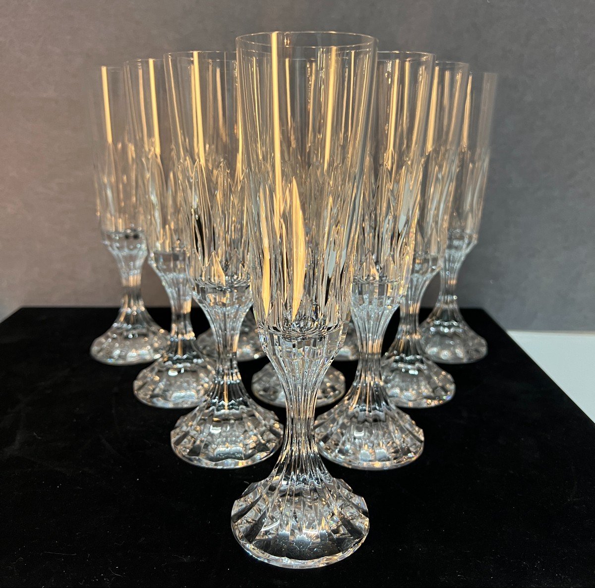 Série De 10 Flûtes à Champagne En Cristal De Baccarat, Modèle Assas, Hauteur 21.6 Cm