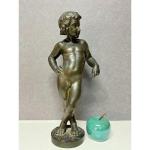 Jolie Petite Statue d'Un Garçon Nu, En Bronze Massif à Patine Verdâtre, signé RIVES
