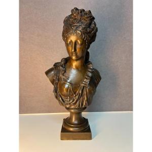 Sculpture En Bronze Représente Un Buste De Femme élégante, Signée Par l'Artiste Eugène Rousseau