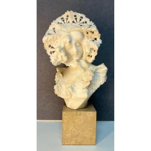 Très Jolie Sculpture En Albâtre Représentant Une Jeune Femme Habillée De Dentelles, Art Nouveau