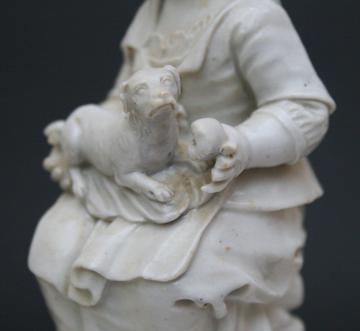 Italien Porcelaine émaillée Blanc  Figure d'Une Fille Avec Un Chien XVIIIème-photo-2