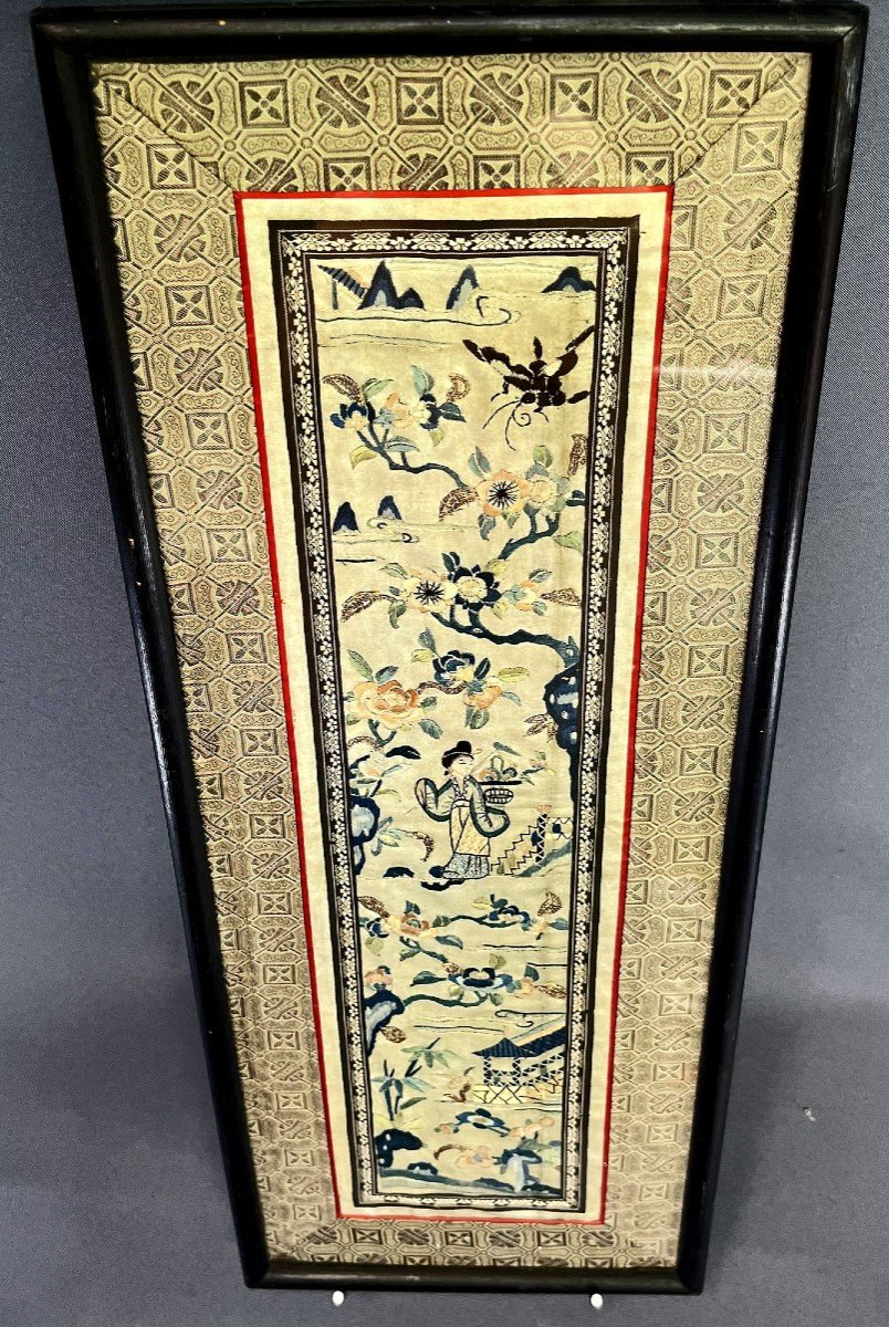 Ancienne Broderie De Soie Chinoise Immortel Lan Caihe Patron Des Jardiniers Et Fleuristes