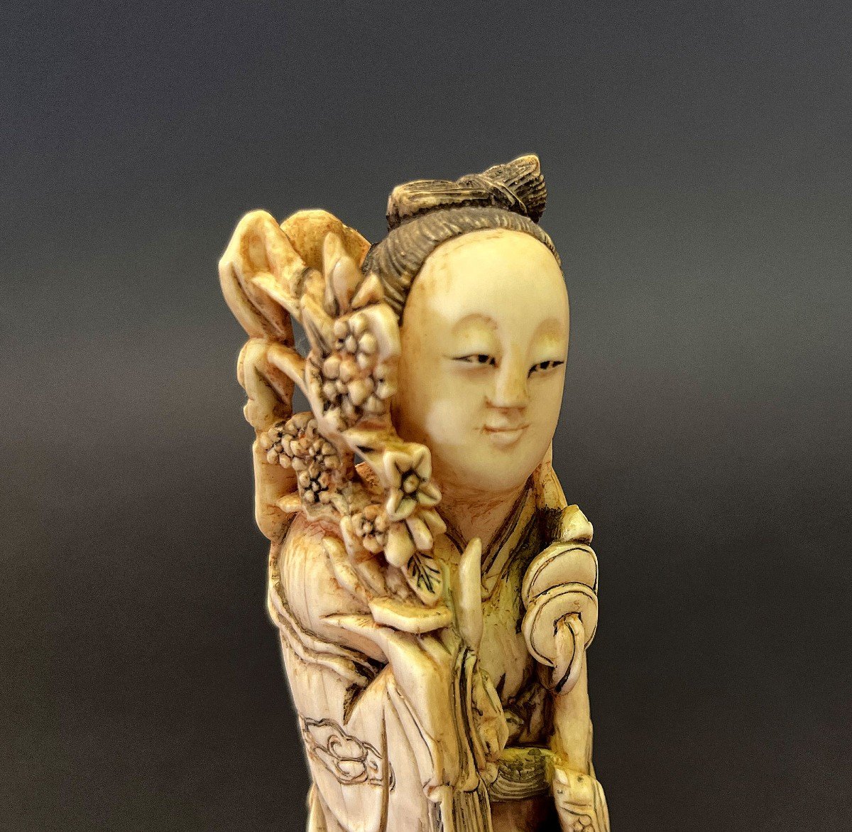 Figure Chinoise Antique En Ivoire Sculpté De Lan Caihe,  Patron Des Jardiniers Immortel Taoïst-photo-2