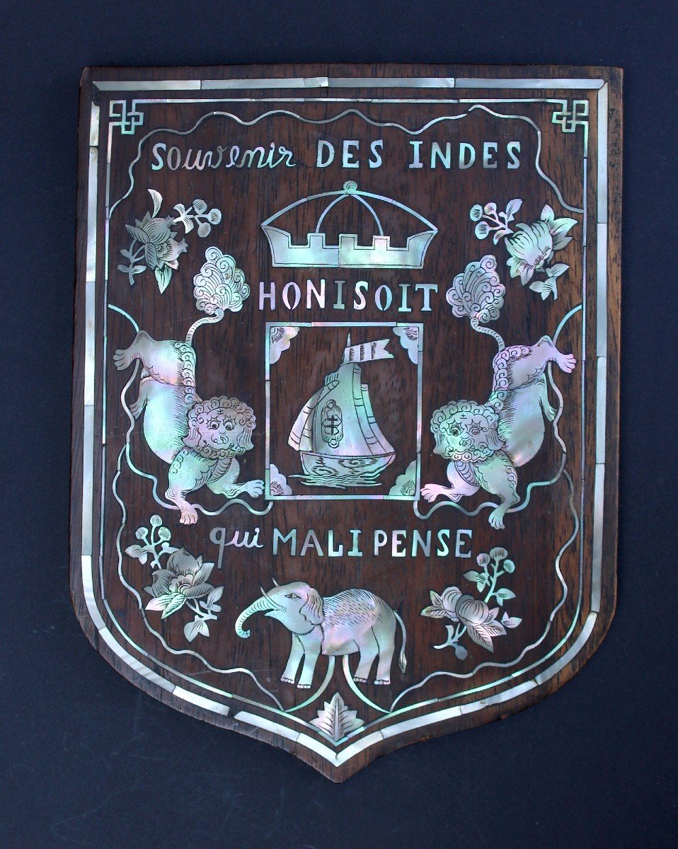 Plaque Ancienne Bois & Nacre Viêt Nam Souvenir Des Indes Honi Soit Qui Mal Pense