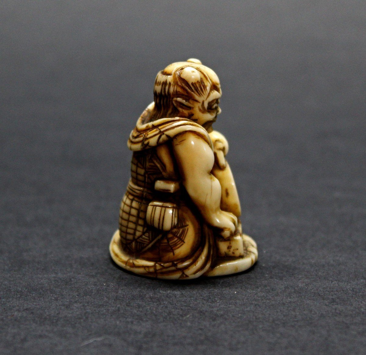 Ancien Netsuke Japonais En Ivoire Oni Avec Un Tambour Période Meiji-photo-2