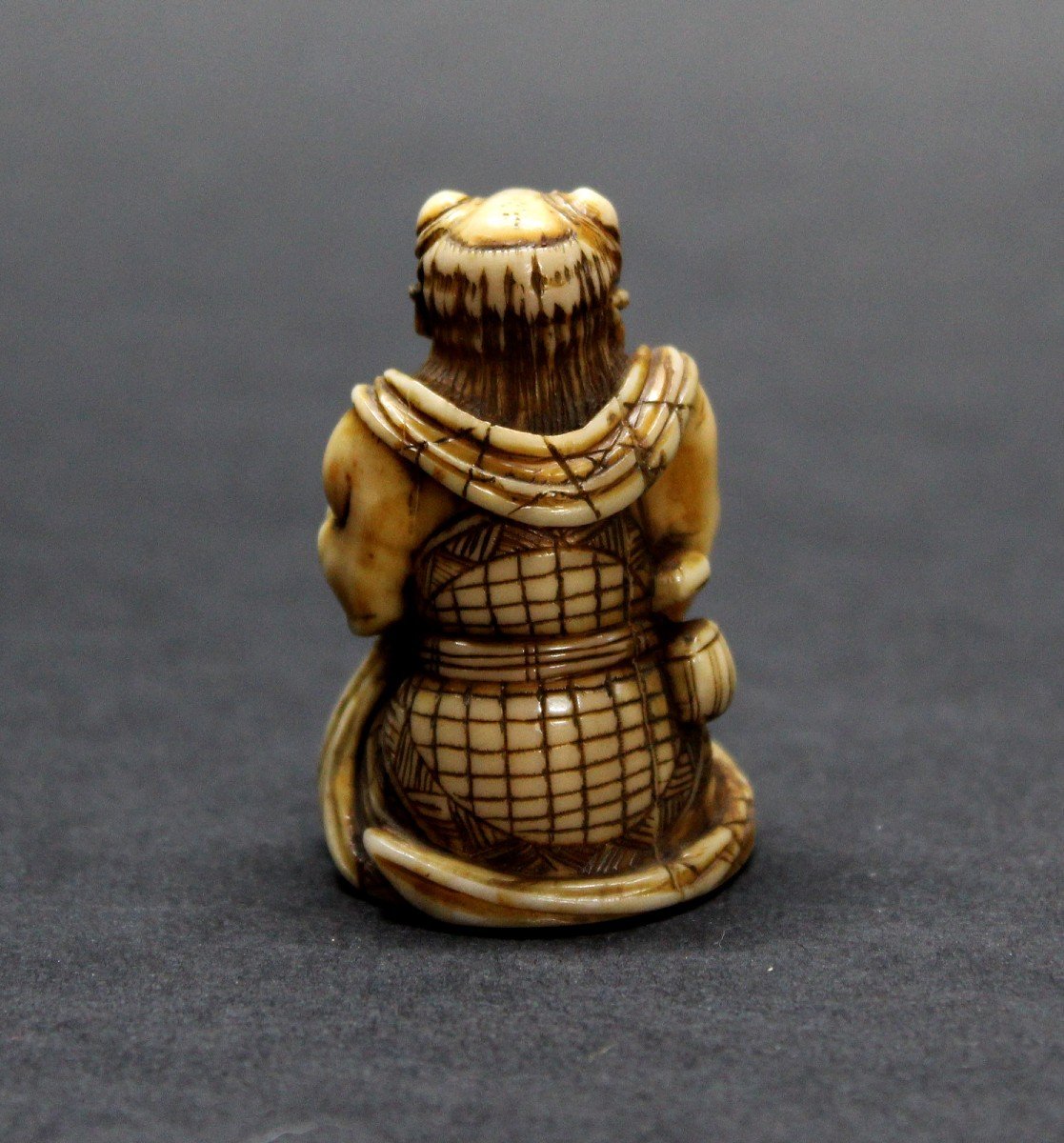 Ancien Netsuke Japonais En Ivoire Oni Avec Un Tambour Période Meiji-photo-3