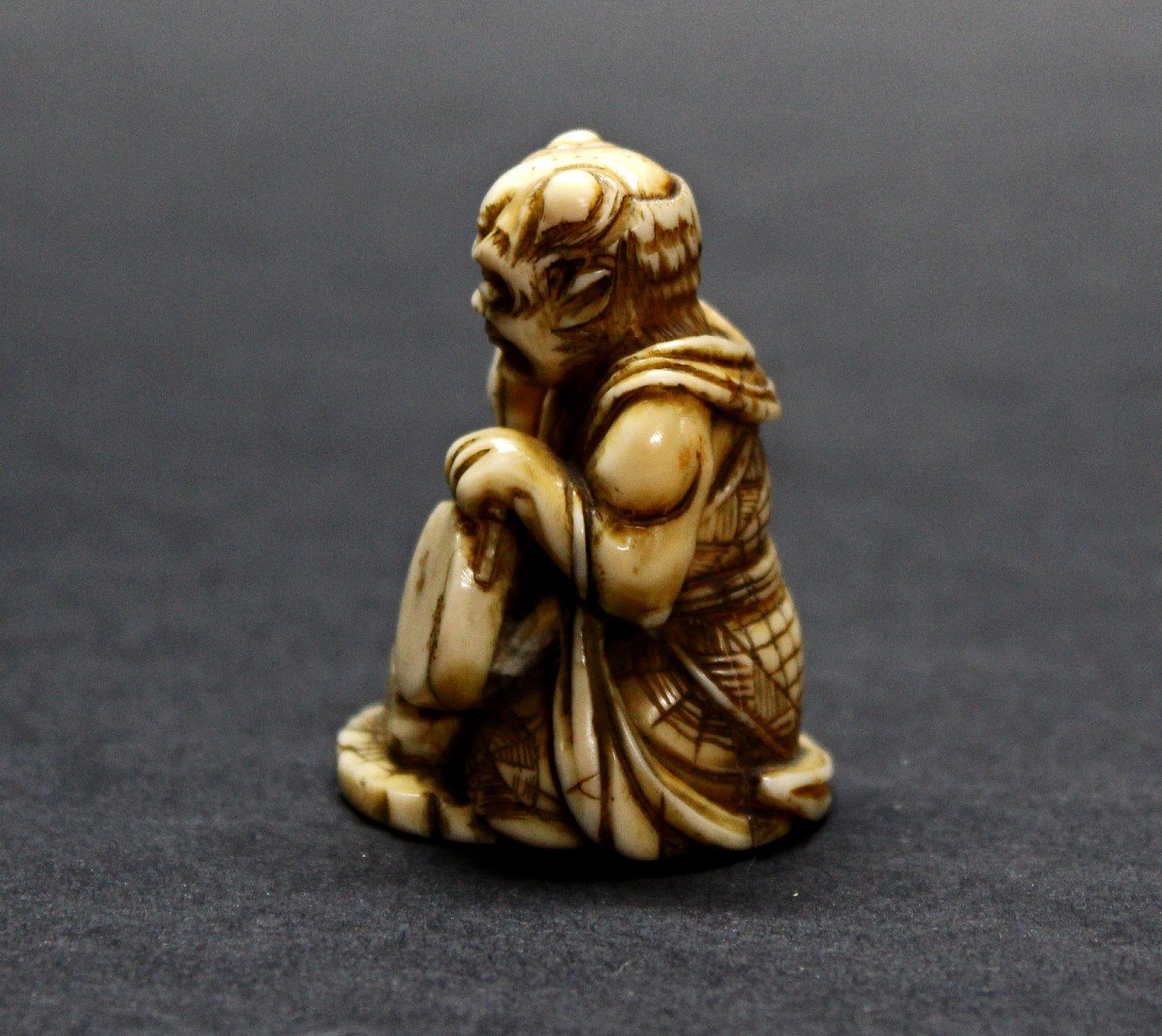 Ancien Netsuke Japonais En Ivoire Oni Avec Un Tambour Période Meiji-photo-4