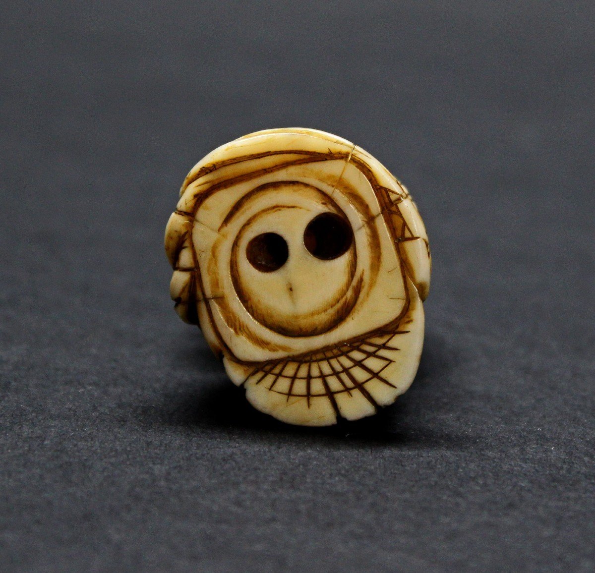 Ancien Netsuke Japonais En Ivoire Oni Avec Un Tambour Période Meiji-photo-1