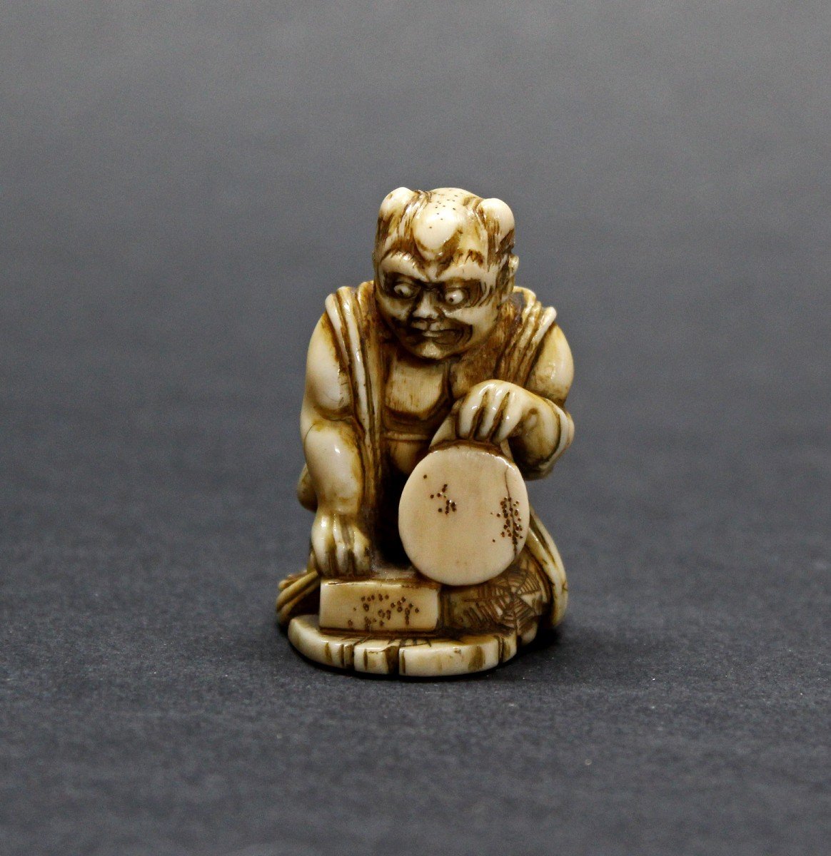 Ancien Netsuke Japonais En Ivoire Oni Avec Un Tambour Période Meiji