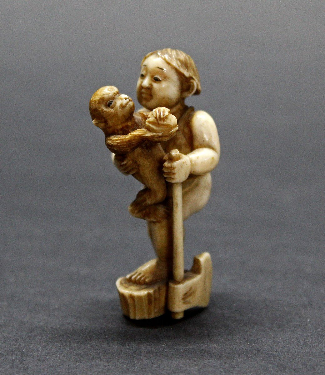 Ancien Netsuke Japonais En Ivoire Garçon Avec Un Singe Signé Période Meiji