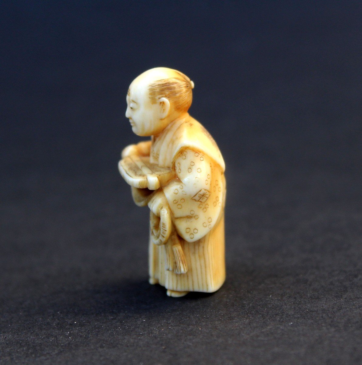 Netsuke Japonais Antique Homme Avec éventail Signé Période Meiji-photo-2