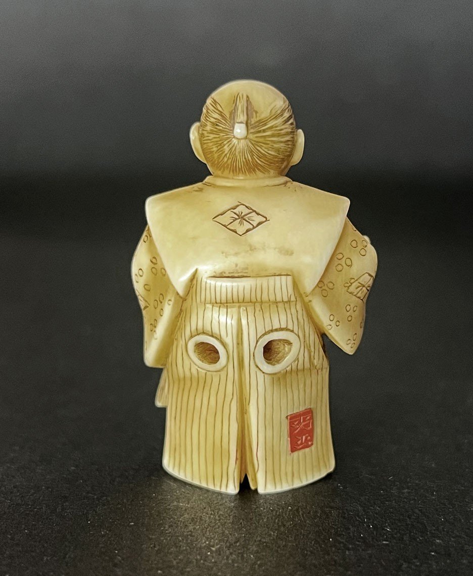 Netsuke Japonais Antique Homme Avec éventail Signé Période Meiji-photo-3