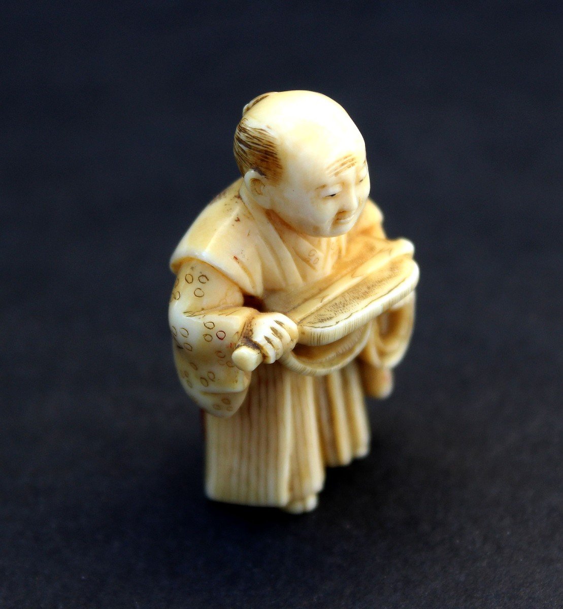 Netsuke Japonais Antique Homme Avec éventail Signé Période Meiji-photo-1