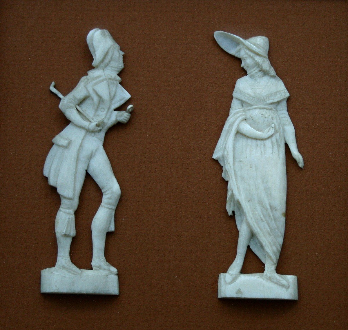  belle paire reliefs antiques en ivoire sculpté de Dieppe d'un gentilhomme galant et de sa dame-photo-2