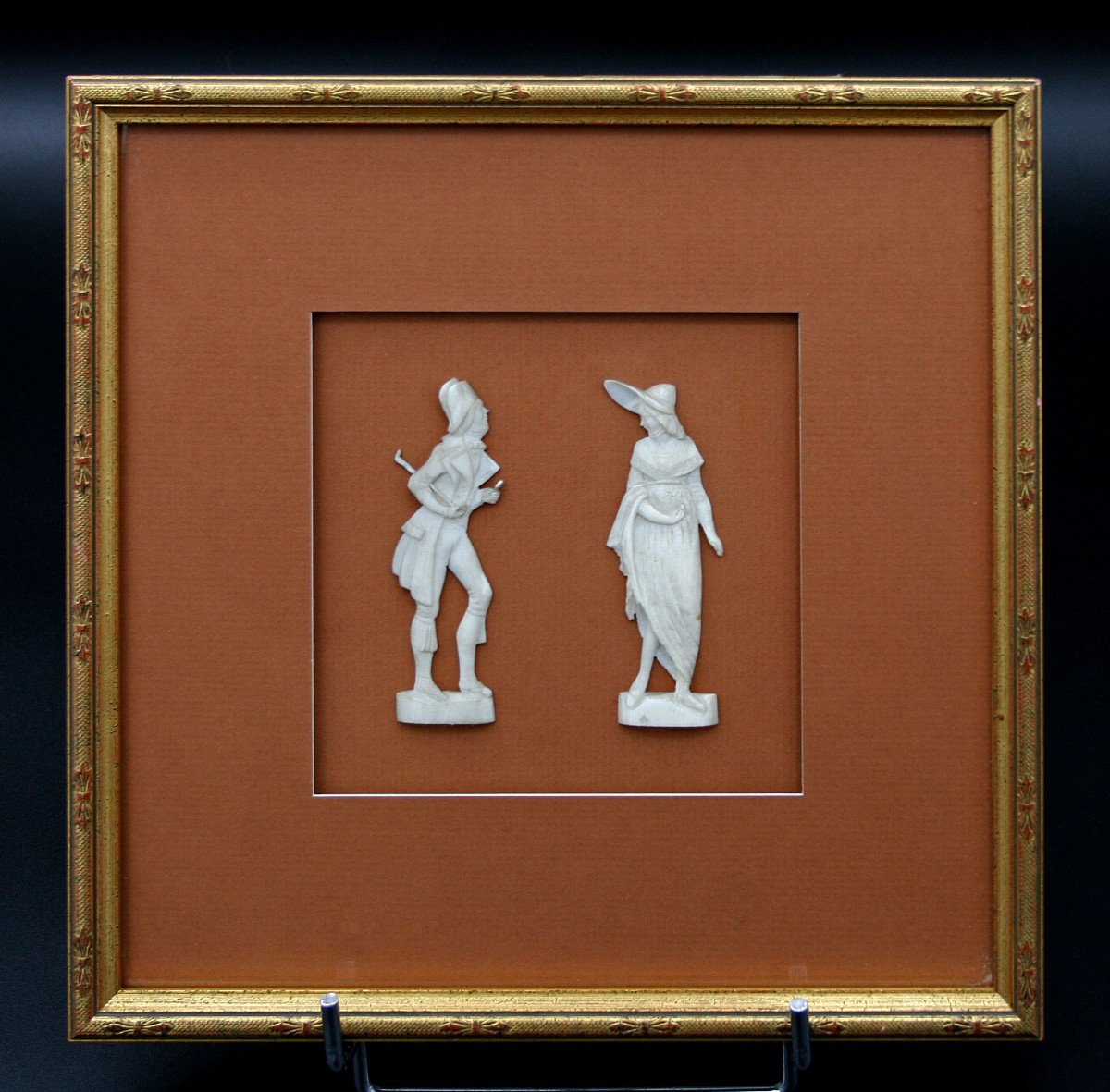  belle paire reliefs antiques en ivoire sculpté de Dieppe d'un gentilhomme galant et de sa dame
