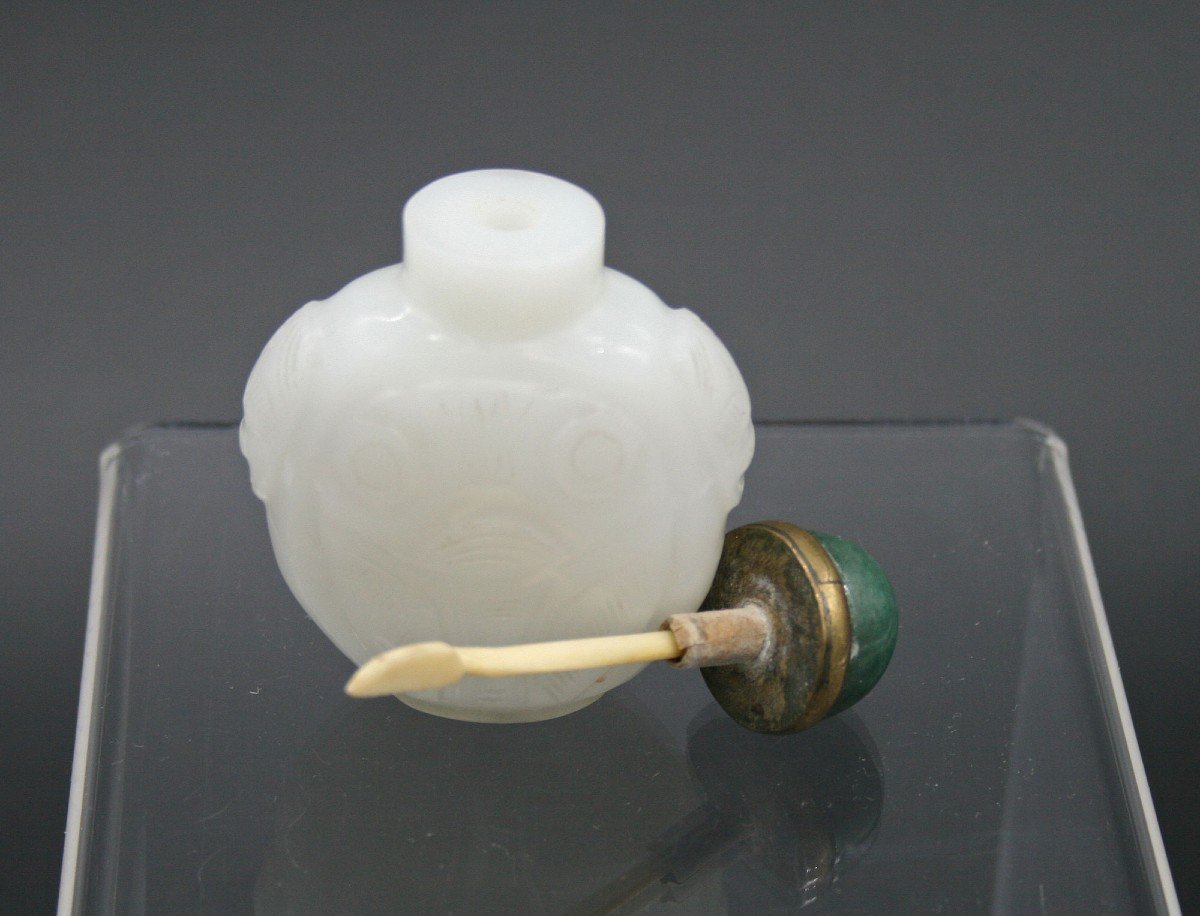 Ancienne Tabatière Chinoise en Verre de Pékin Sculpté Imitant Le Jade Blanc. Bouchon De Jade.-photo-2