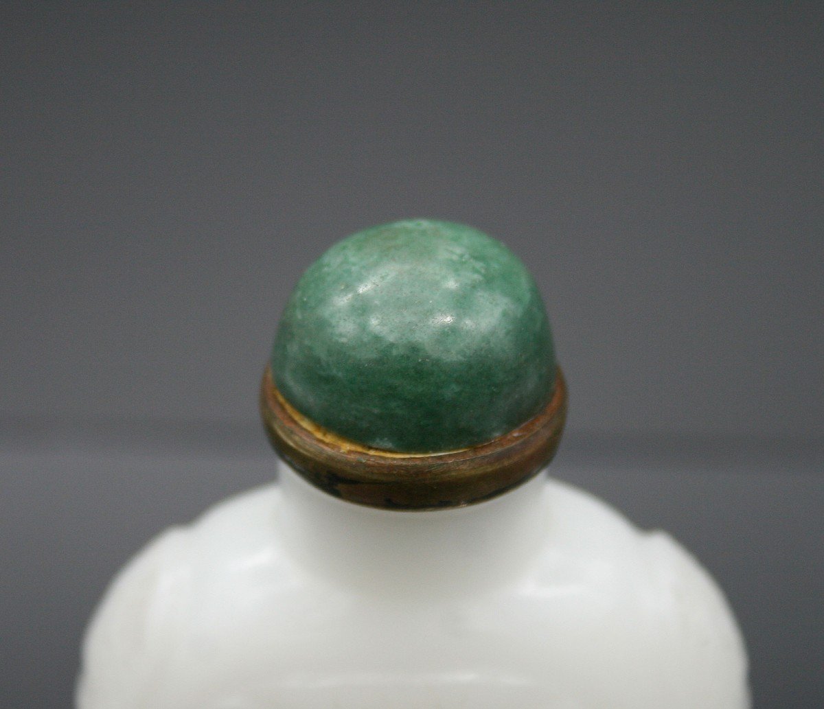 Ancienne Tabatière Chinoise en Verre de Pékin Sculpté Imitant Le Jade Blanc. Bouchon De Jade.-photo-5