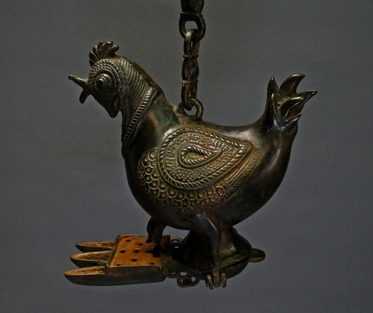 Lampe à Huile Suspendue En Bronze Antique Sous La Forme d'Un Poulet Coq. l'Inde Moghole. Indien-photo-3