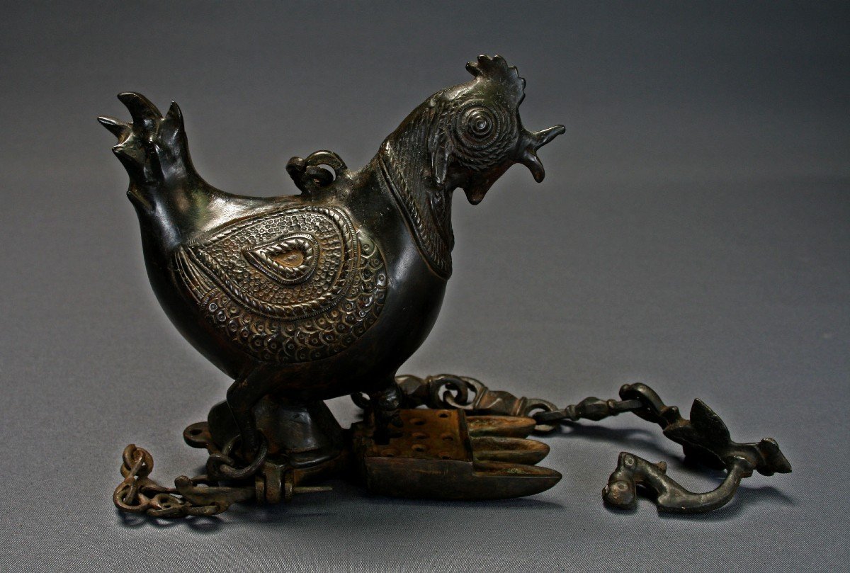 Lampe à Huile Suspendue En Bronze Antique Sous La Forme d'Un Poulet Coq. l'Inde Moghole. Indien-photo-2
