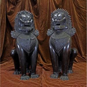 Paire De Lions Monumentaux Antiques En Bronze Thaïlandais Gardiens Du Temple Bouddhiste