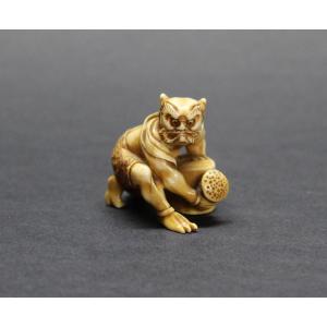 Ancien Netsuke Japonais En Ivoire Oni Avec Un Arrosoir Signé Période Meiji