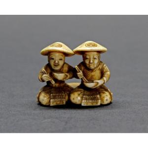 Ancien Netsuke Japonais En Ivoire Signé Tomochika Sujet Rare Mangeurs De Riz 