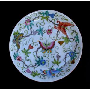 Plat Ancien En Porcelaine Chinoise, Papillons, Marque Qianlong.