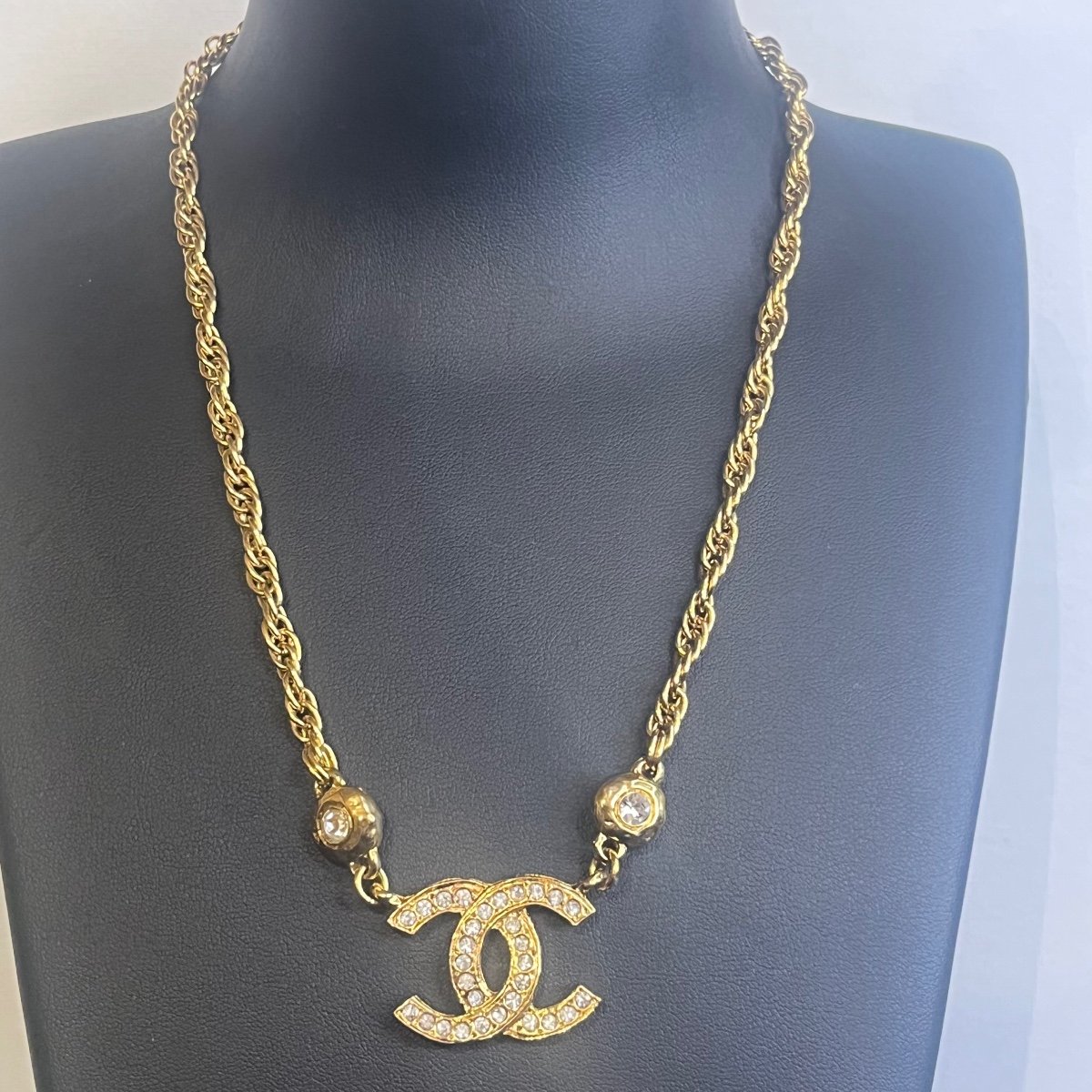 Chanel, Collier Médaillon Au Double C.-photo-1