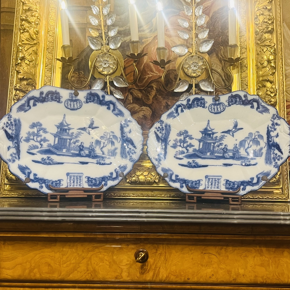 Faïence De Bordeaux, Paire De Plats aux chinois.