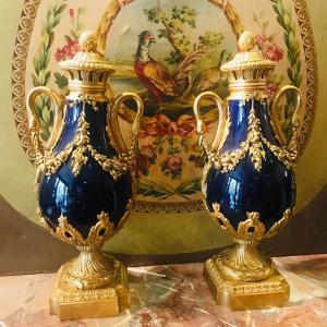 Paire De Vases Couverts En Bronze Et Porcelaine