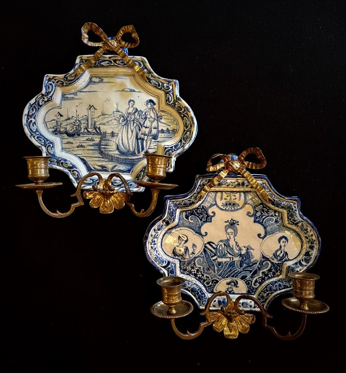 2 Plaques en Faïence  de la  Manufacture de Delft, équipées de bras de lumière.