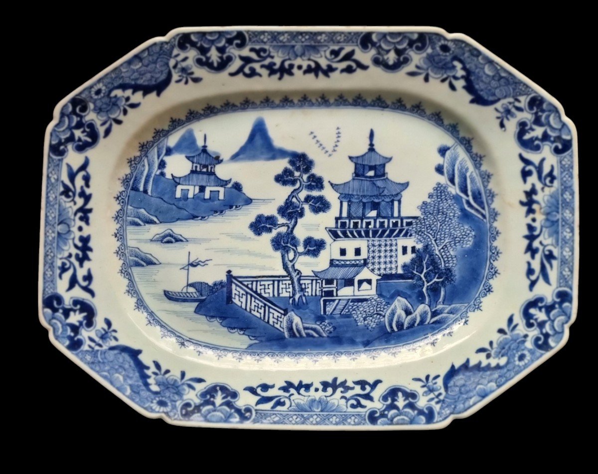 PLAT BLEU ET BLANC QIANLONG COMPAGNIE DES INDES ÉPOQUE XVIIIe  PORCELAINE DE CHINE