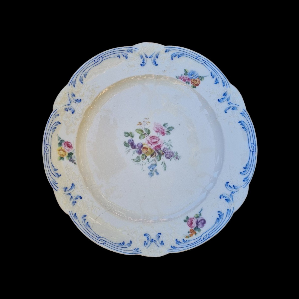 PORCELAINE DE SEVRES XVIIIE ÉPOQUE LOUIS XV ASSIETTE SIGNÉE CHULOT