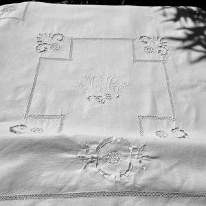 PETITE NAPPE EN FIL DE LIN 145 CM X 145 CM A THÉ BRODÉE BRODERIE