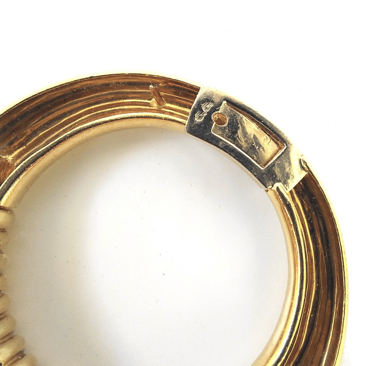 Van Cleef & Arpels, “circle” Clip, 18k Yellow Gold, 1988-photo-4