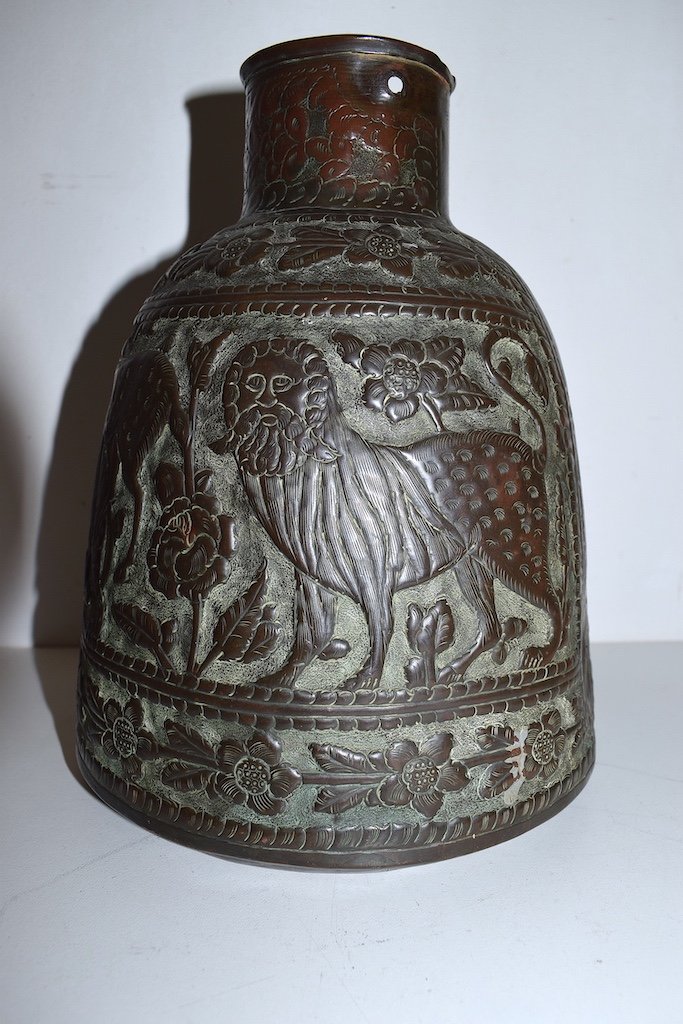 Ancien Pichet ou Verseuse &agrave; Kawa en Cuivre Repouss&eacute; &agrave; D&eacute;cor Animalier  Perse Iran Ref481