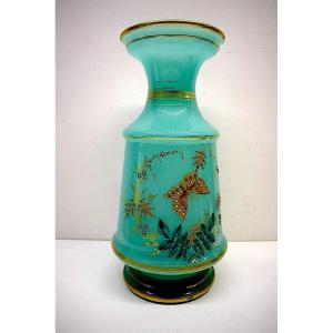 Vase Baccarat Opaline Verte émaillé Au Papillon Et Fleurs En Relief  Milieu Du XIX ème Ref640 