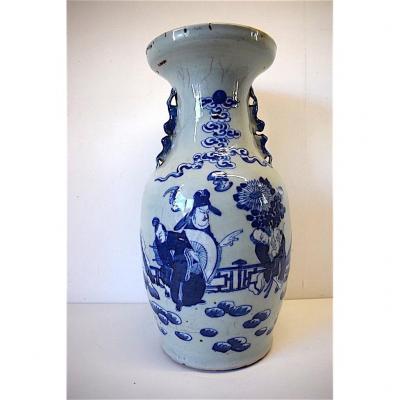 Vase Porcelaine de Chine Céladon Blanc Bleu  XIX ème  Décor de Trois Personnages Asie Chinois  REF169