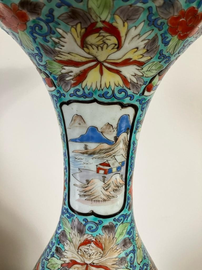 Japanese Porcelain Vase With Corolle Neck-photo-2