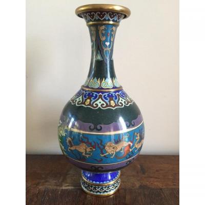 Vase cloisonné à décor d'animaux fantasmagoriques