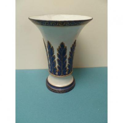 Vase In Fine Earthenware, England. Late Nineteenth