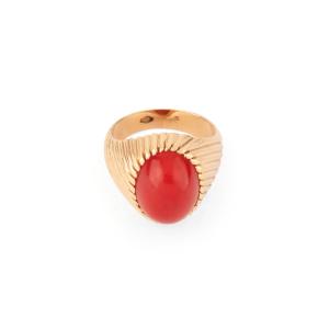 Bague Chevalière Ornée d'Un Cabochon De Corail Sur Or Jaune