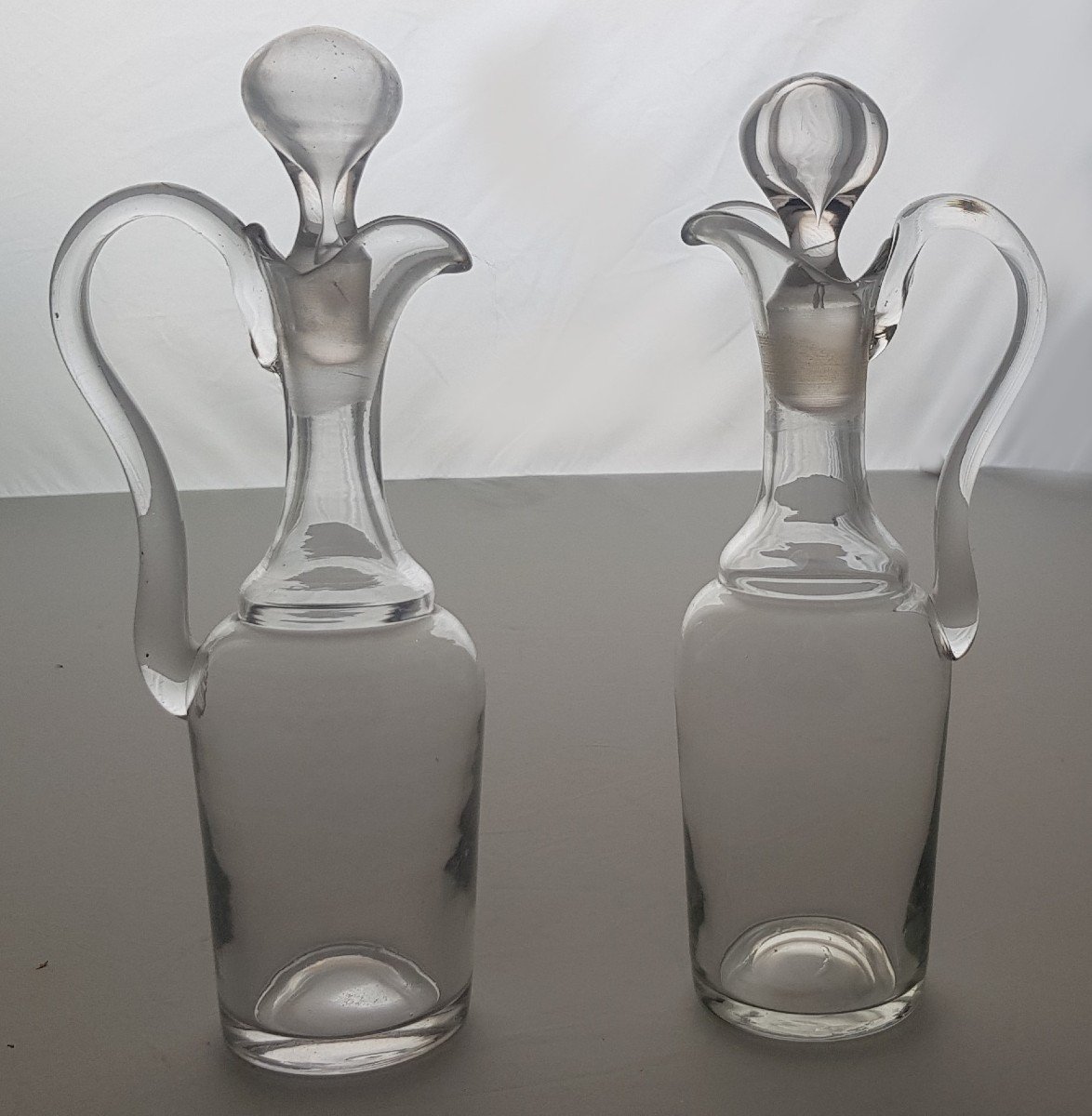 Lot de 2 anciennes carafes en verre ciselé incolore avec leurs bouchons