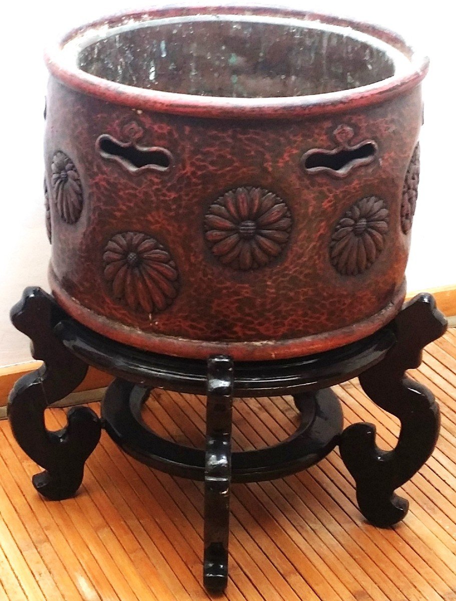 Old Japanese Hibachi Brasier In Carved And Lacquered Wood