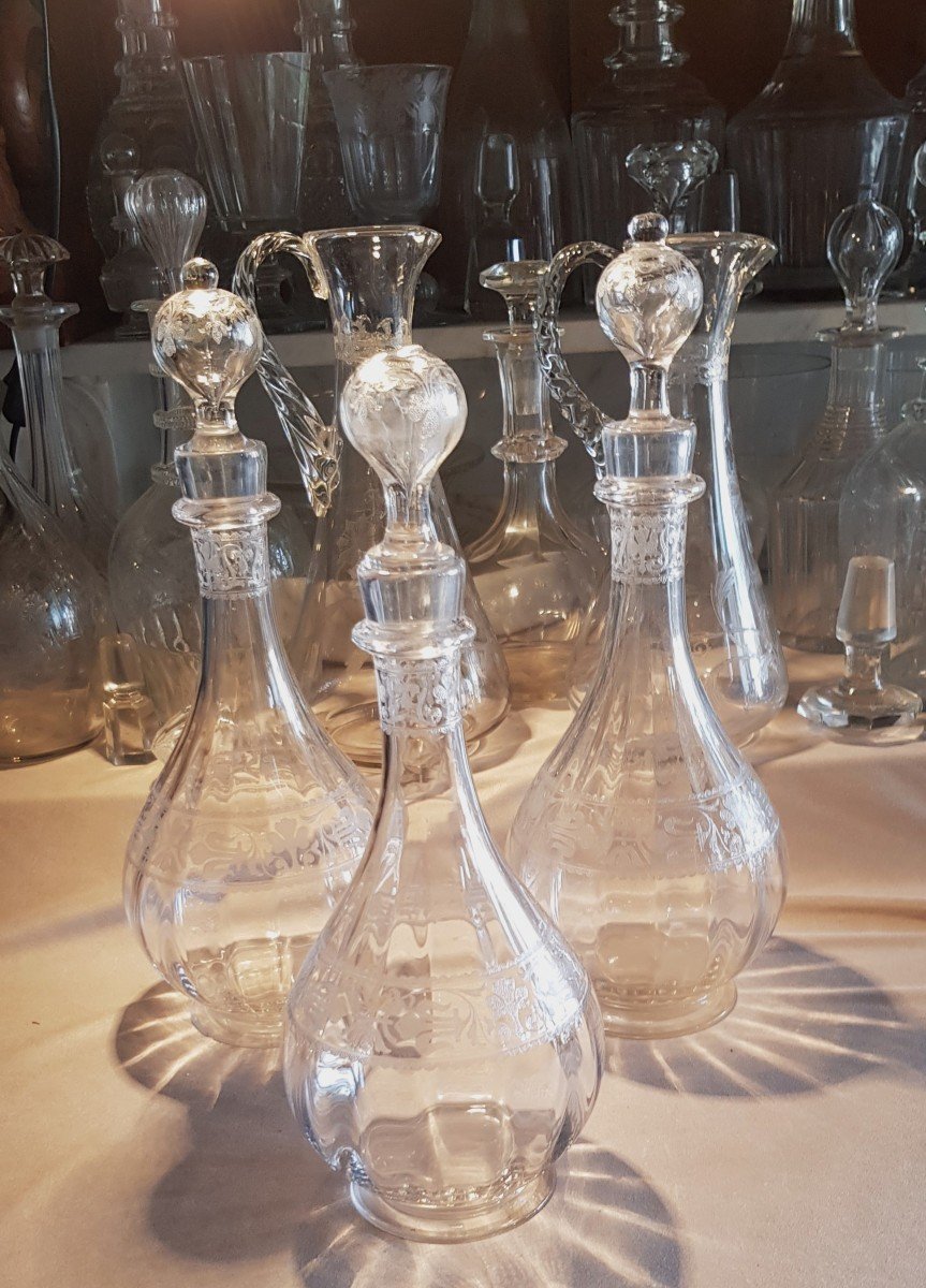 Serie De Trois anciennes Bouteilles à vin, decanter, carafes en cristal Baccarat  mod. Chablis