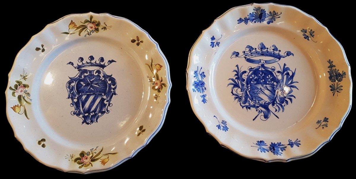 Lot Deux Assiettes Anciennes En Faience Italienne Avec Blason Peint