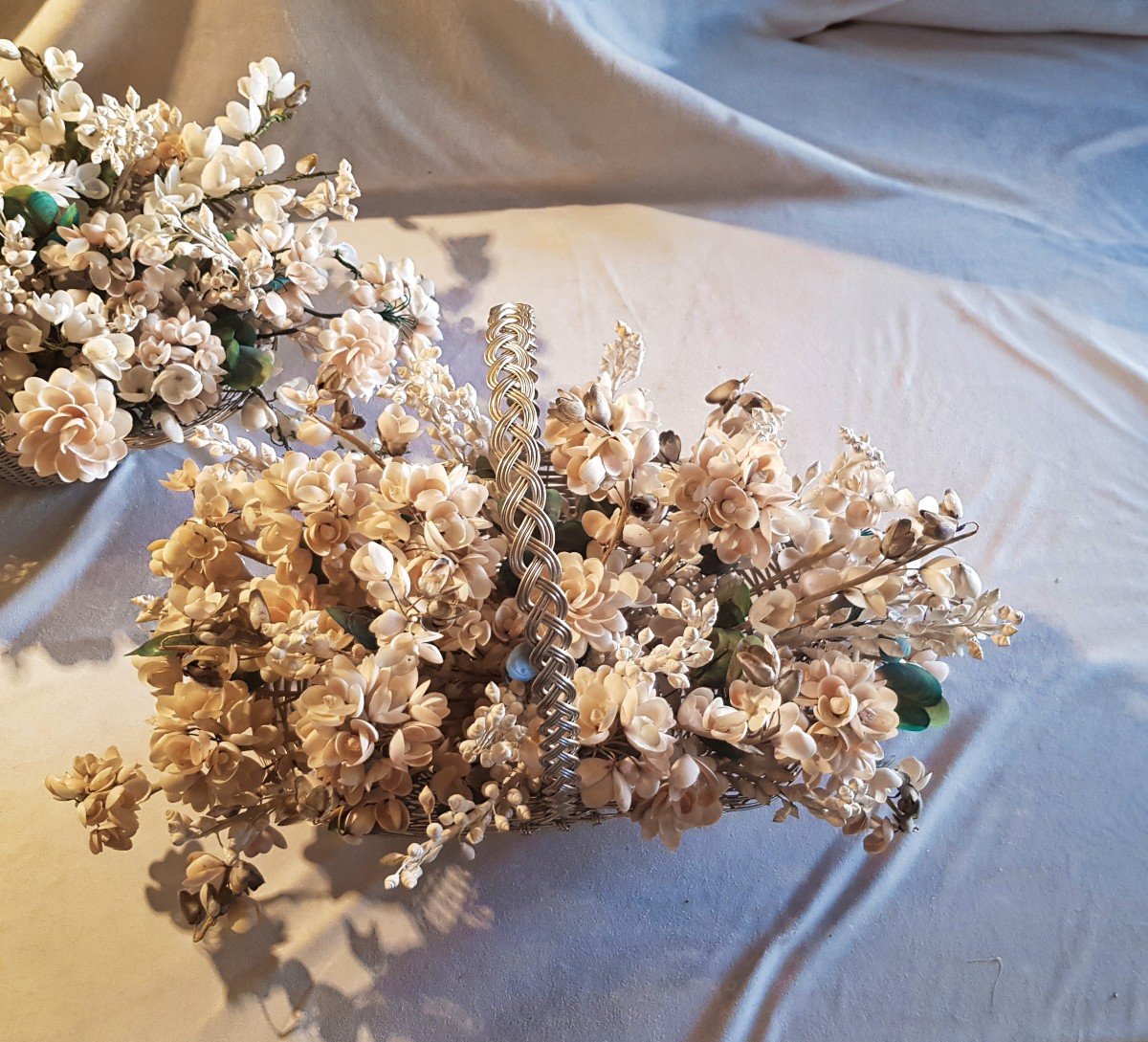 Pair Of Silver-plated Metal Baskets With Shell Flower Arrangement-photo-2