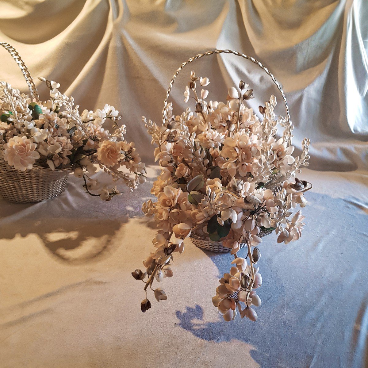 Pair Of Silver-plated Metal Baskets With Shell Flower Arrangement-photo-1