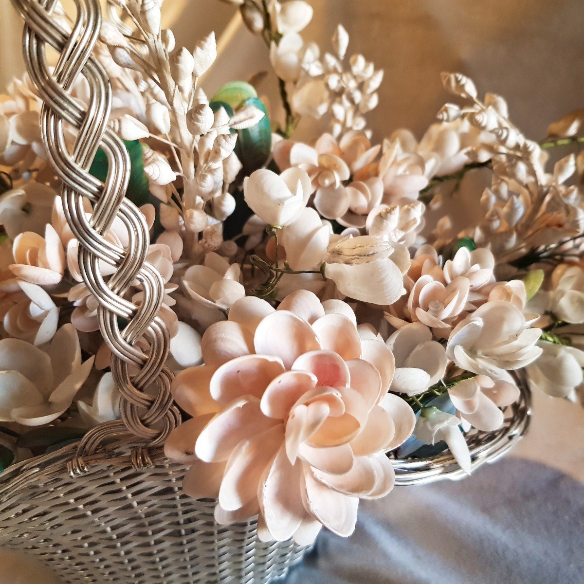 Pair Of Silver-plated Metal Baskets With Shell Flower Arrangement-photo-5