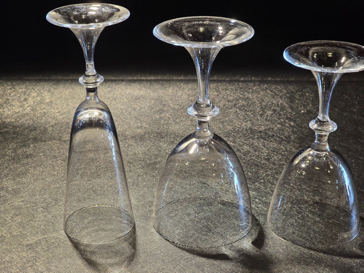 Lot De 18 Verres Anciens En Verre Soufflé : 6 Pour l'Eau, 6 Pour Le Vin Et 6 Flûtes à Champagne-photo-1